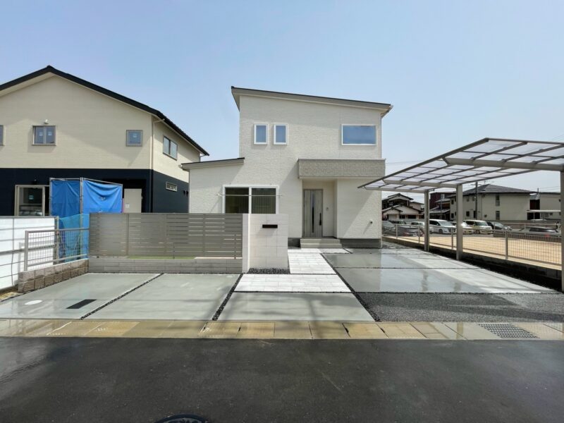ホワイト×グレーの洗練エクステリア　〜シンプルで上質な暮らしを演出〜